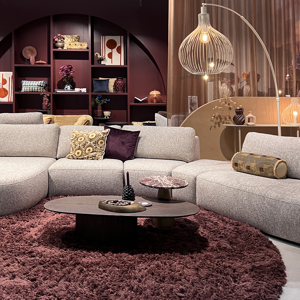 Ein inspirierendes Interiordesign-Konzept, das die elegante Farbe Burgundy in Kombination mit stilvollen Möbeln und passenden Accessoires präsentiert. Die tiefrote, fast purpurne Farbe bringt eine luxuriöse und warme Atmosphäre in den Raum. Durch die geschickte Auswahl von Möbelstücken und dekorativen Elementen wird das burgunderrote Farbschema harmonisch in Szene gesetzt, ohne den Raum zu überladen. Die Accessoires wie Kissen, Teppiche und Vasen setzen gezielte Akzente und verstärken die gemütliche und elegante Ausstrahlung des Raumes. Ein perfektes Design, um jedem Raum eine edle Note zu verleihen.